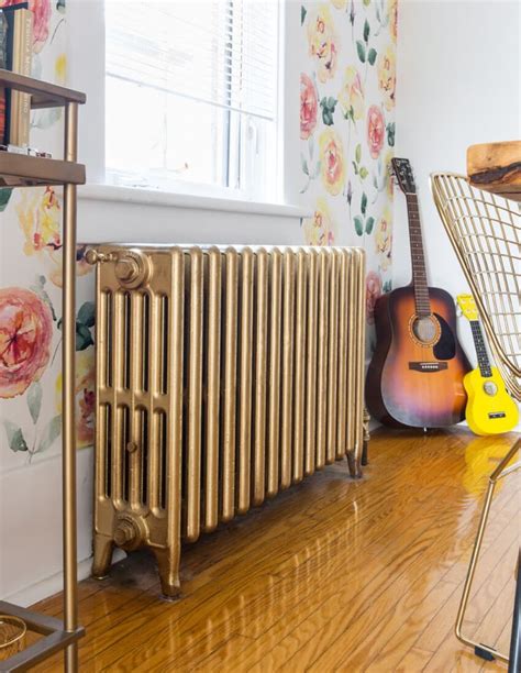 7 Ideas That Will Transform Your Radiator Into Decor | Vardagsrum, Kontor, Mässing