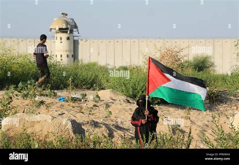 Beit Hanoun, Gaza Strip, Palestinian Territory. 26th Sep, 2018. Palestinian protesters gather ...