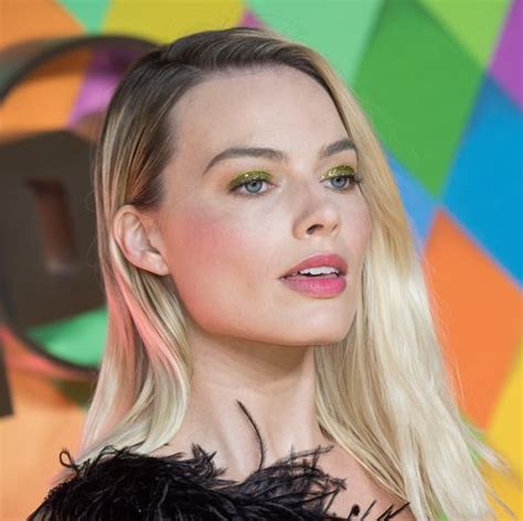 We know the exact eyeshadow Margot Robbie was wearing on the red carpet