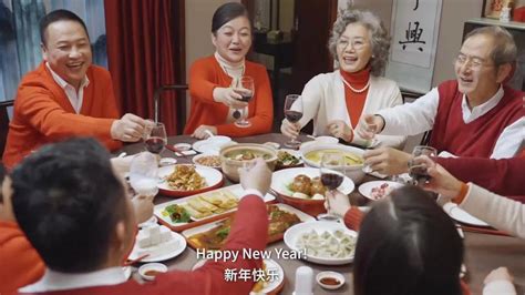 Family reunion dinner on Chinese New Year’s Eve 中国的年夜饭 - YouTube