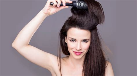 How to Use a Round Hair Brush to Blow-Dry Your Hair - L'Oréal Paris