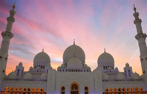 Doa Masuk dan Keluar Masjid Lengkap dengan Latin dan Artinya