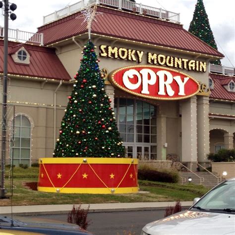 Christmas Smoky Mountain Opry Pigeon Forge, Tn 2014 Best Christmas Show ever!!! | Christmas fun ...