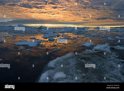 Mitternight Sun in Greenland, Midnight Sun in Greenland Stock Photo - Alamy