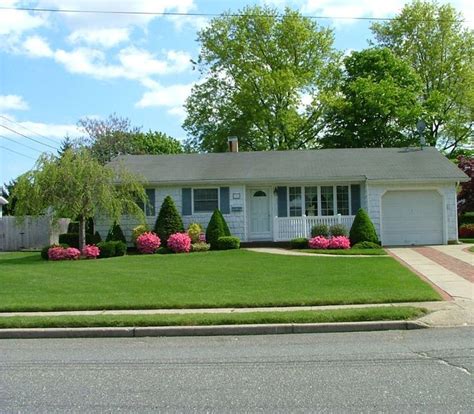 LandZine: Easy front yard landscaping | Ranch house landscaping, Front yard design, Landscape ...