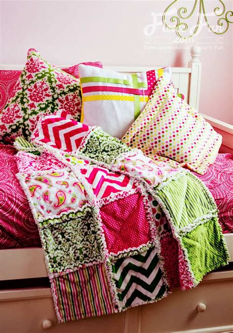 How to Make a Rag Quilt (EASY Beginner's Guide) | Rag quilt patterns, Flannel rag quilts, Easy ...