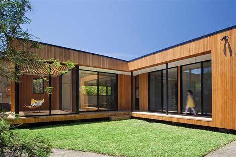 Casa prefabricada moderna con ventanales grandes | Modern modular homes, Modern prefab homes ...