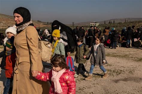 Thousands of Syrian Refugees in Turkey Rush to Border Crossing to ...