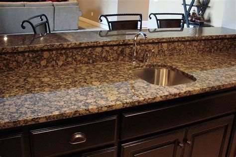 Baltic Brown Granite Kitchen Countertops with Dark Brown Cabinets | Vestidos de moda para mujer