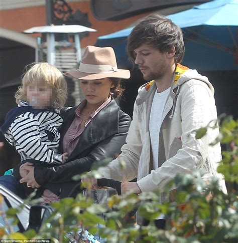 Louis tomlinson's day out with the fam is so modern family - scoopnest.com