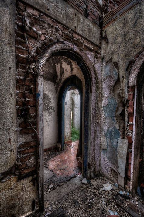 The Remnants Of This Abandoned Mansion In Texas Are Hauntingly Beautiful | Abandoned places ...