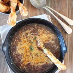 Rich red onion soup | Food24