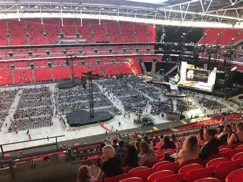 Taylor Swift | Reputation Stadium Tour | Wembley Stadium - Tea Time With Ciara