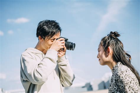 彼氏が彼女の写真を撮りたがる心理やそのタイミングとは？彼女が写真を嫌がるときの対処法を紹介 - コイパス by Omiai