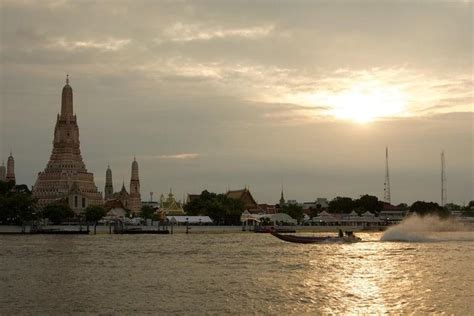 Sunset at Wat Arun: FREE Spot For Sunset Photos [Map]