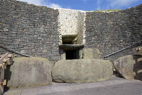 Newgrange - Entrance; Kerbstone | Megalithic Culture | Pictures ...