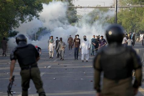 Pakistan: Excessive Force against Violent Khan Protests | Human Rights ...