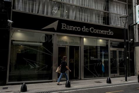 Argentina Limits Banks’ Dollar Holdings as Devaluation Looms - Bloomberg