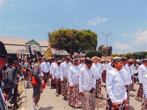 Upacara Adat Jawa Tengah Lengkap dengan Pakaian Tradisionalnya ...