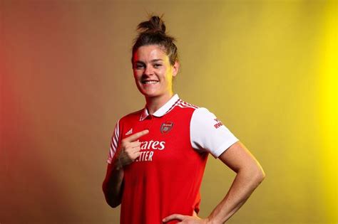 Arsenal's 'model professional' Jen Beattie signs new contract - football.london