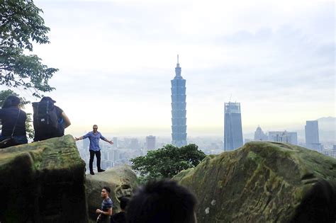 Taiwan: Elephant Mountain, My First Hike Abroad - Wander B