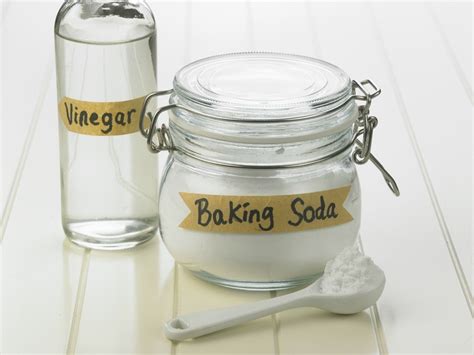 Cleaning Your Tub with Vinegar and Baking Soda | ThriftyFun