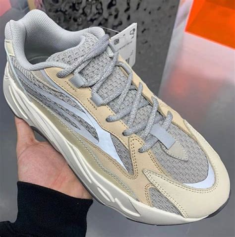 Un aperçu détaillé des adidas YEEZY BOOST 700 V2 "Cream" - Le Site de la Sneaker