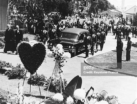 Marilyn Monroe Funeral Photos and Premium High Res Pictures - Getty Images