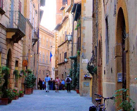 Guided Tour to the Tuscan Hilltop Town of Pienza, Italy