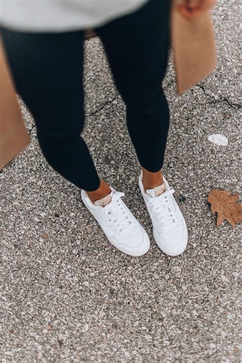 The White Sneaker That Everyone Can (and Should) Wear This Fall | White tennis shoes outfit ...