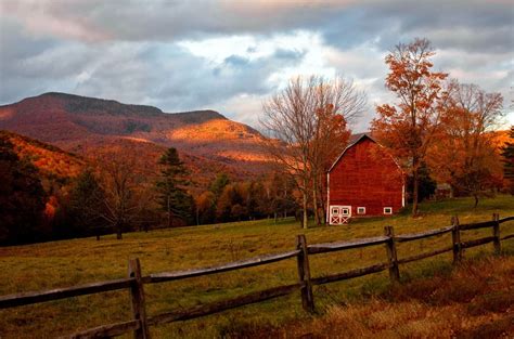 Beautiful Autumn Barn Photos - Fall Foliage Pictures