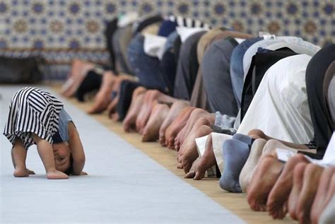 Photo of child imitating prayers in a mosque chosen best picture of the week - Morocco World News