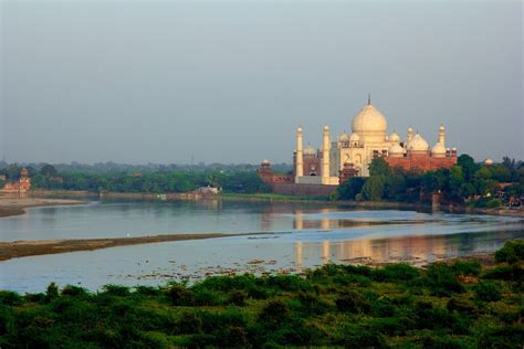 Taj Mahal on the banks of the Yamuna River | 80% of the city… | Flickr