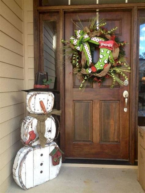 50 Christmas Front Porch Decor Ideas And Makeover (6) | Snowman ...