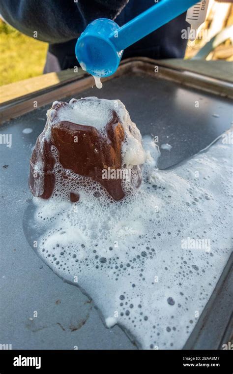 Baking soda and vinegar experiment hi-res stock photography and images - Alamy