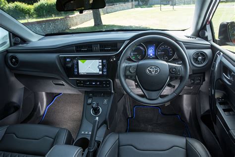 Toyota Auris Hybrid (2013-2019) interior & comfort | DrivingElectric