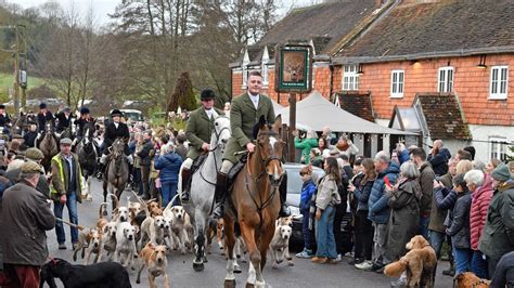 WATCH: Big crowds gather in Meon Valley village for Boxing Day hunt ...