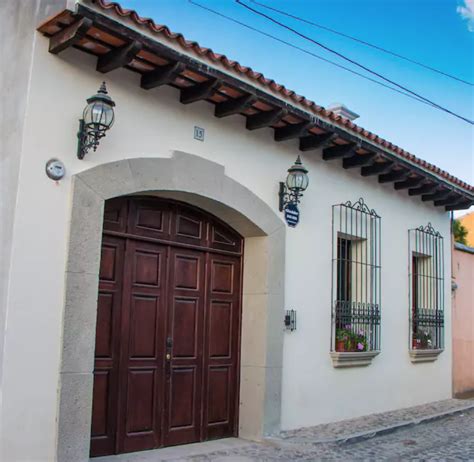 Fachada estilo colonial Antigua Guatemala #Estilo | Colonial house exteriors, Hacienda style ...