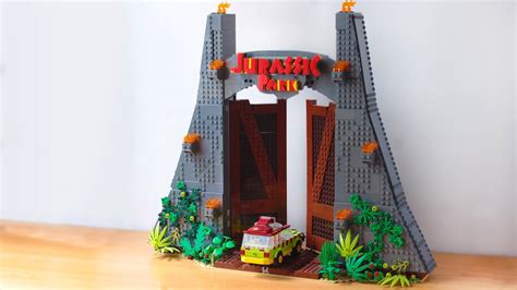 I made the Jurassic Park sign for the LEGO JP Gate set - Brickhubs