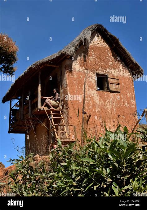 MUD HOUSES IN MADAGASCAR. PEOPLE IN AFRICA Stock Photo - Alamy