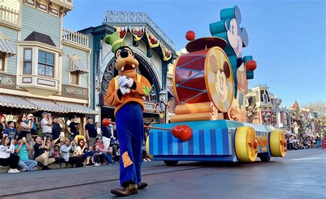 PHOTOS, VIDEO: Mickey's Soundsational Parade Returns to Disneyland with ...