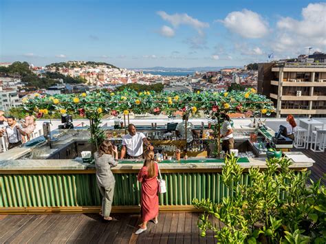 22 Best Rooftop Bars in the World For Drinks With Stunning Views