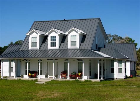 Fachadas de casas con techo de chapa negra