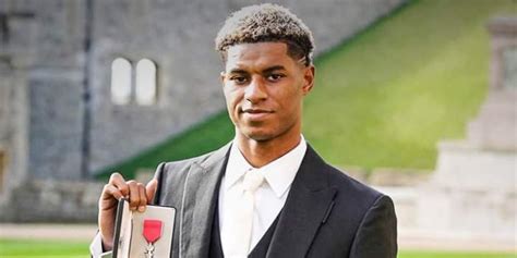 Marcus Rashford is awarded the MBE by Prince William