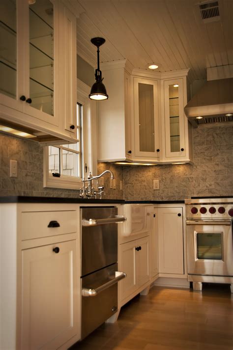 Inset cabinet doors in a shaker style create an authentic farmhouse look. | Home kitchens ...