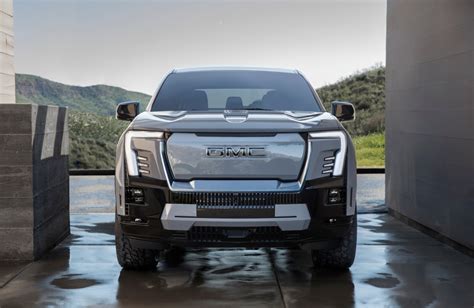 GM takes another full-size pickup electric with the 400-mile range GMC ...