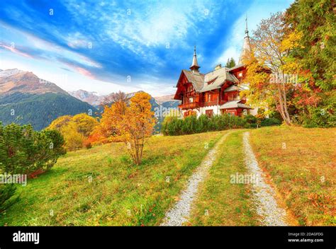 Fantastic autumn view of traditional swiss chalets in Wengen village ...