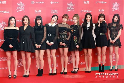 TWICE's outfit in GDA 2019! 🔥 #TWICE #트와이스 #GDA2019 | Award show ...