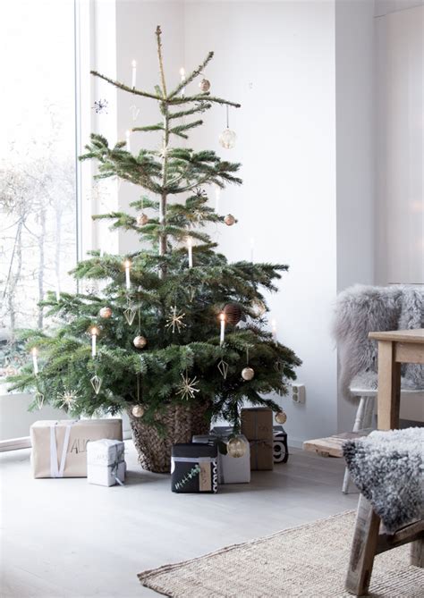 Simple Scandinavian Christmas Tree Decorating Inspiration