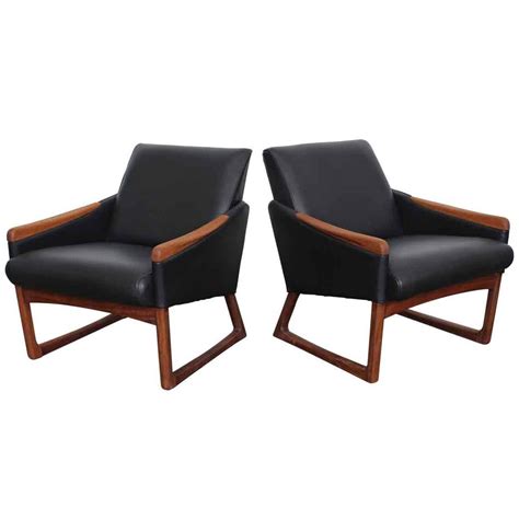 Mid-Century Modern Leather Lounge Chairs at 1stdibs